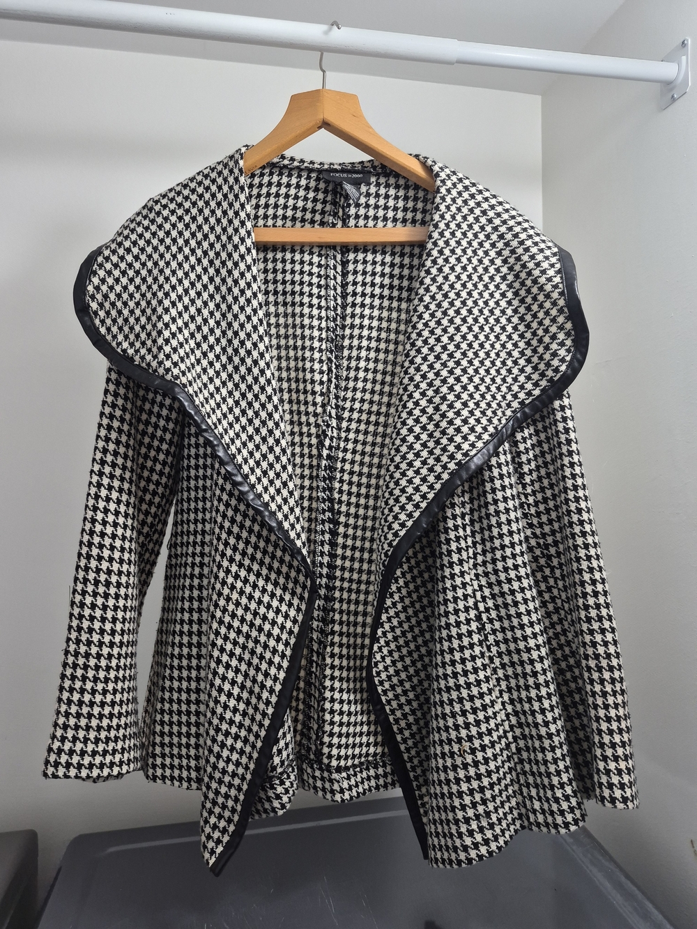 Focus 2000 Black & White Houndstooth Open-Front Cape Coat